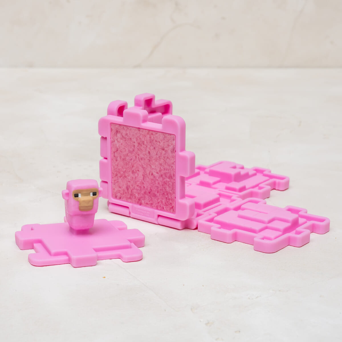 ピンクのウールブロックとピンク羊