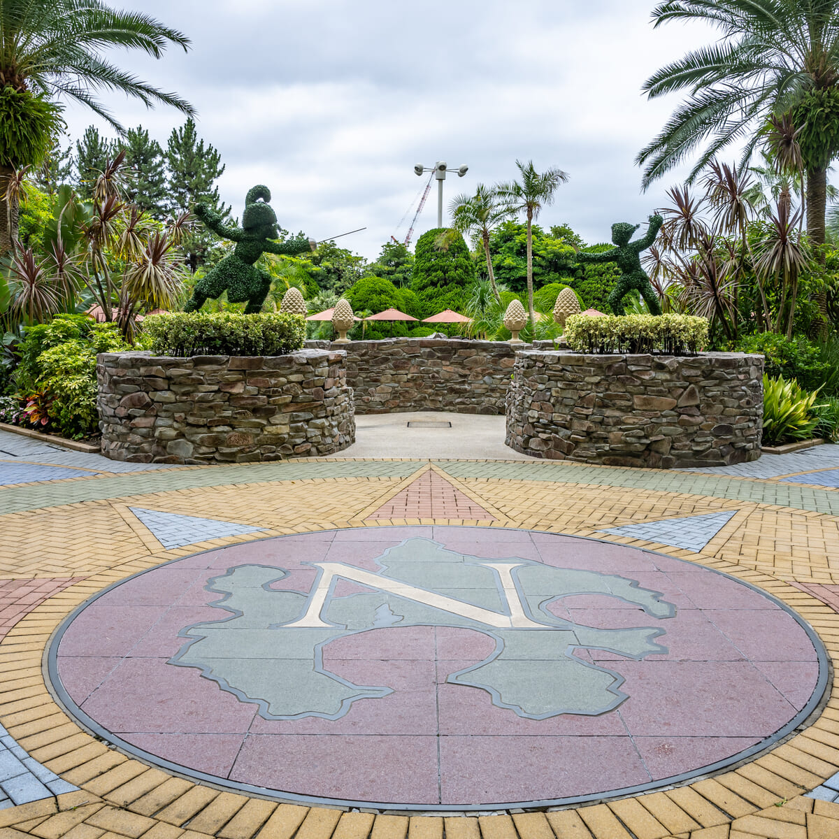 東京ディズニーランドホテル「ミスティマウンテンズ・プール」トピアリー