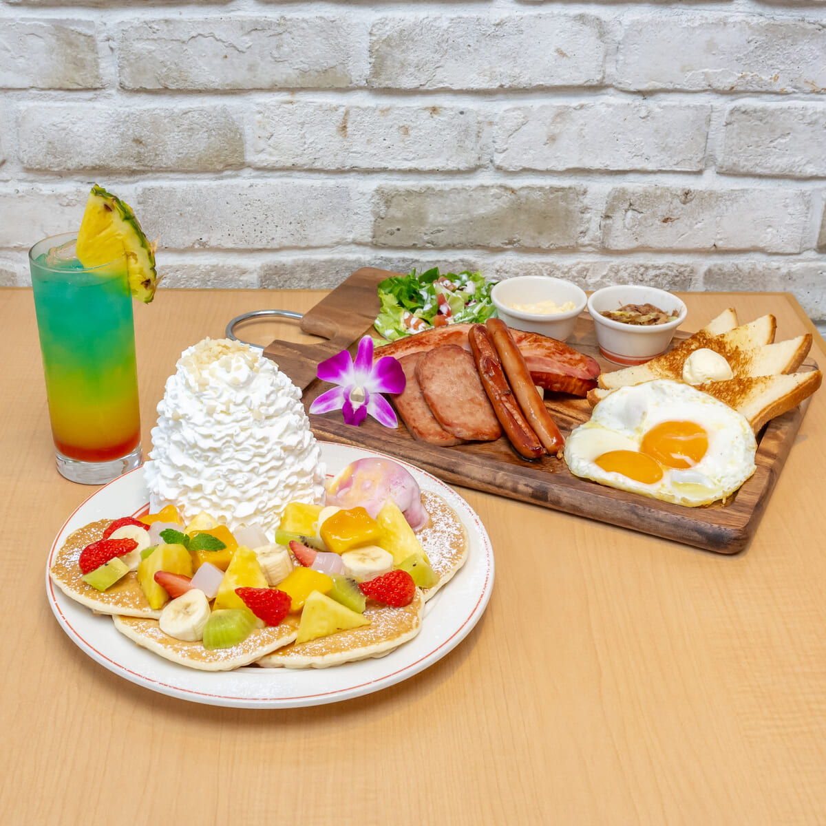 Eggs ’n Things「オハナ・フルーツパンケーキ／オハナ・ビッグブレックファースト／オハナ・トロピカル」2