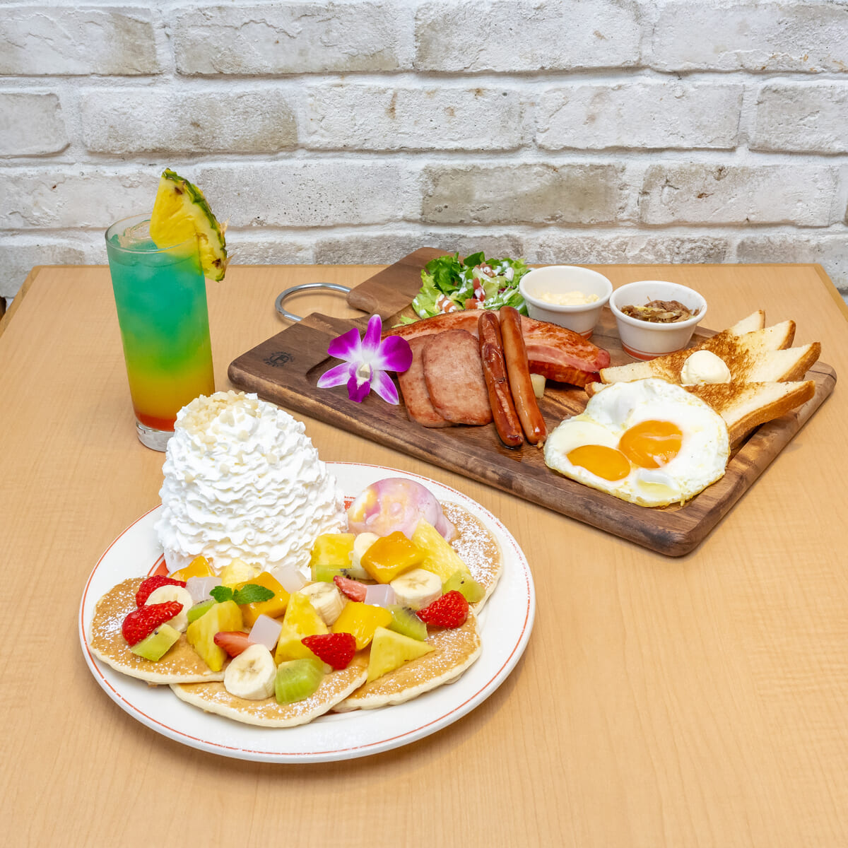 Eggs ’n Things「オハナ・フルーツパンケーキ／オハナ・ビッグブレックファースト／オハナ・トロピカル」