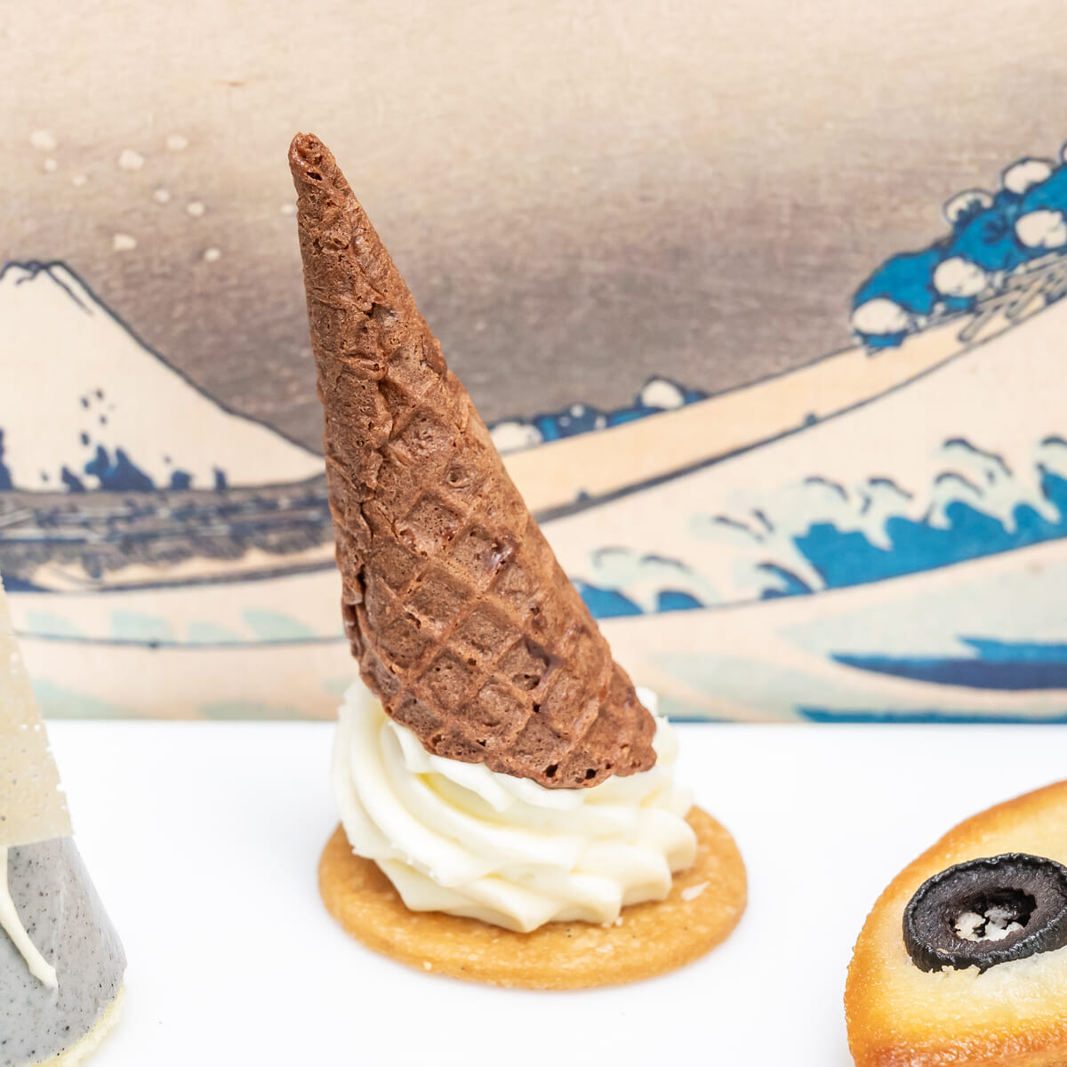 レアチーズコーン（＝冨嶽三十六景 甲州石班沢（こうしゅうかじかざわ））