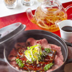 東京ディズニーランドホテル_カンナ_瞬間燻製した鰻の蒲焼きと和牛サーロインのココットご飯 トリュフ香るバニュルスソースと鹿児島のごぼう茶