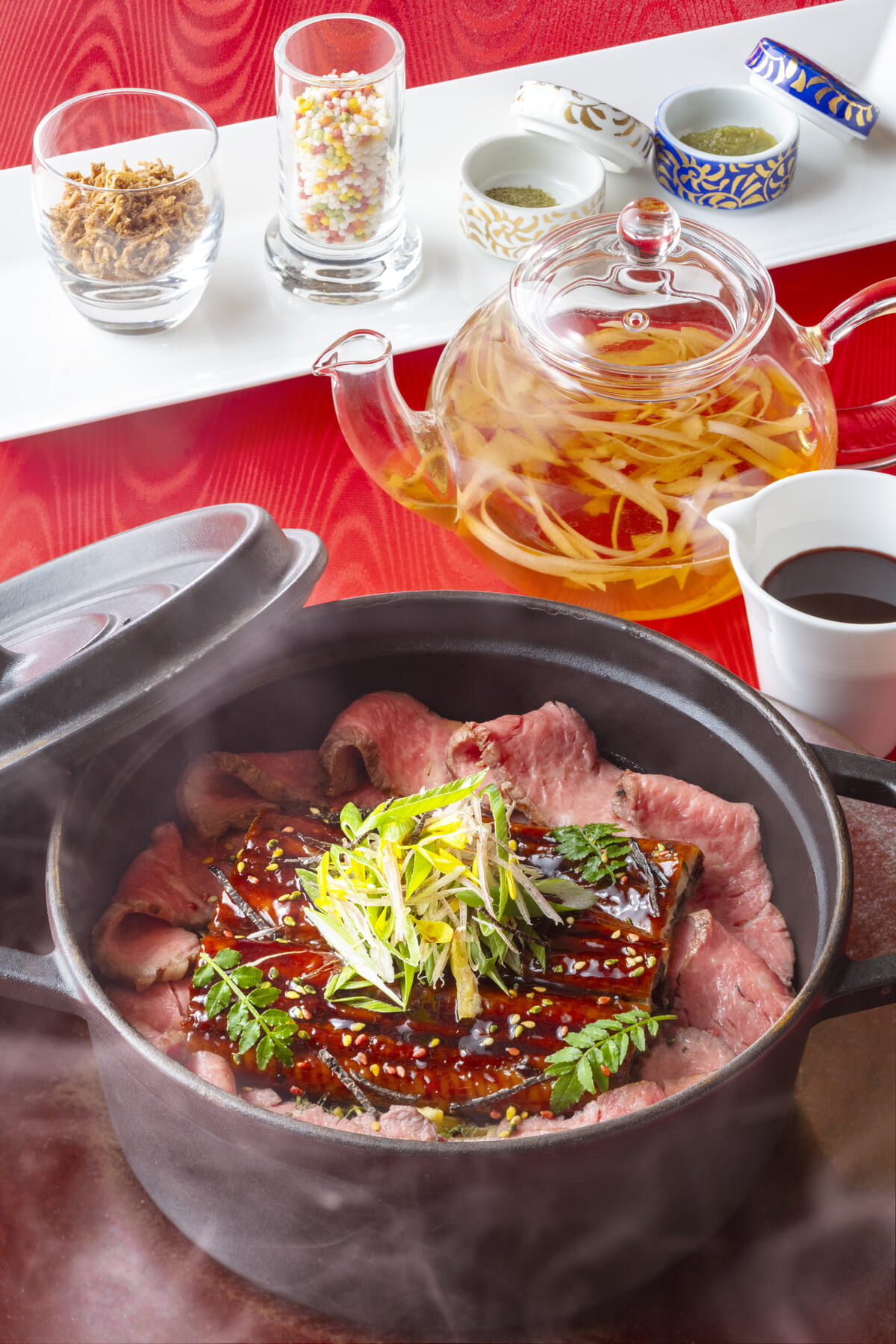 東京ディズニーランドホテル_カンナ_瞬間燻製した鰻の蒲焼きと和牛サーロインのココットご飯 トリュフ香るバニュルスソースと鹿児島のごぼう茶