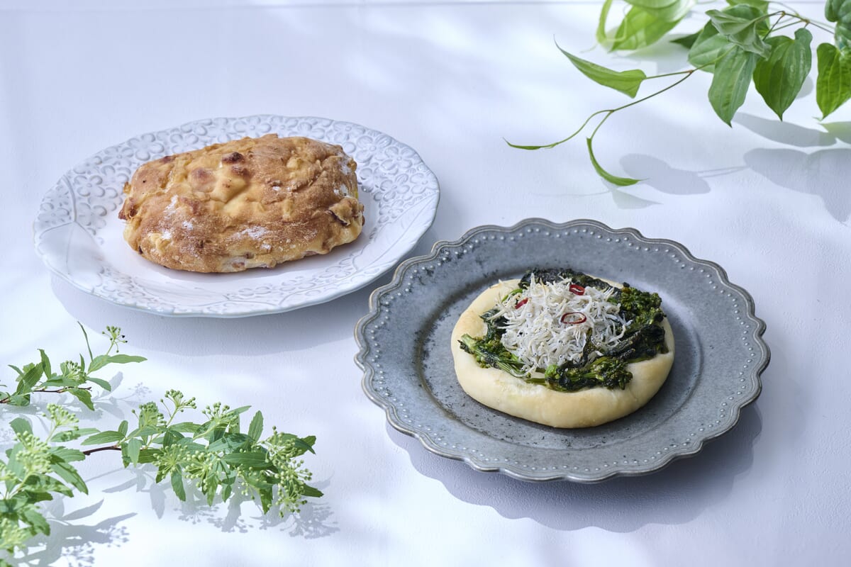 マンスリーベーカリー「千葉県産とうもろこしと一豚ベーコンのチャバタ／千葉県産菜花としらすのペペロンチーノパン」