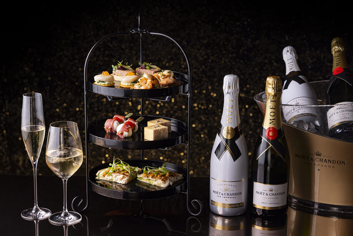 セイボリーのタワーとシャンパン