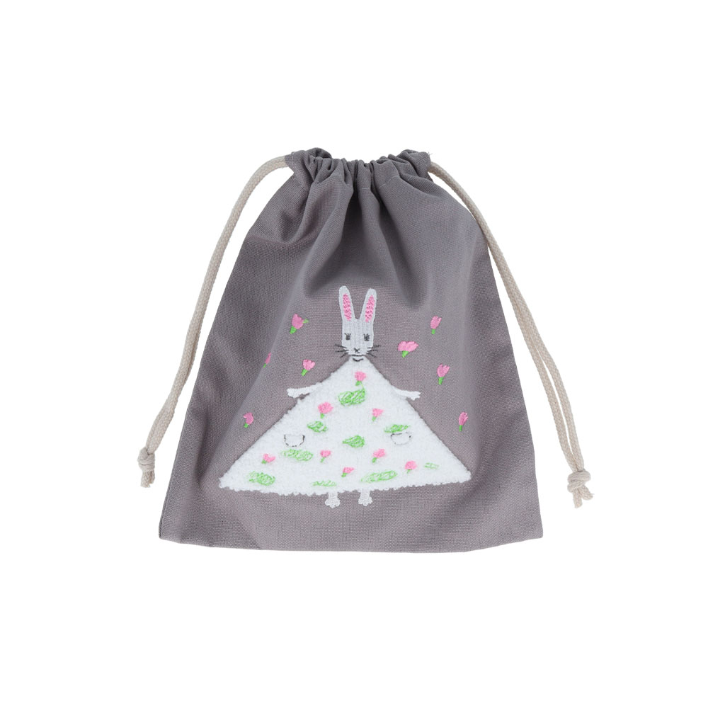 サガラ刺繍巾着 花(使用イメージ)