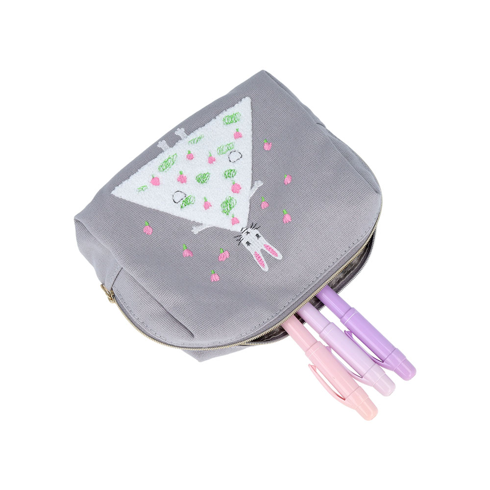 サガラ刺繍ペンケース 花(使用イメージ)