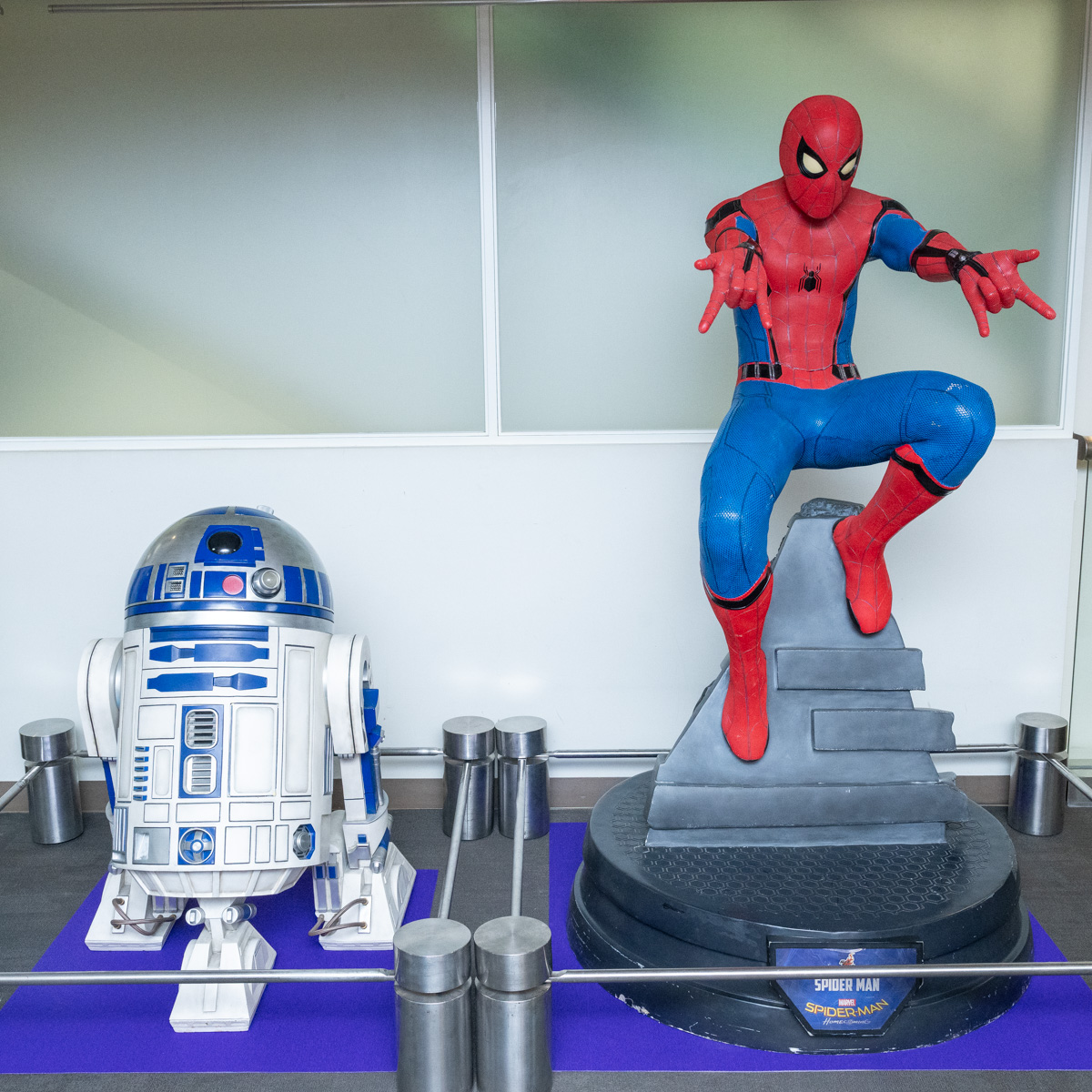 等身大スタチュー　R2-D2、スパイダーマン