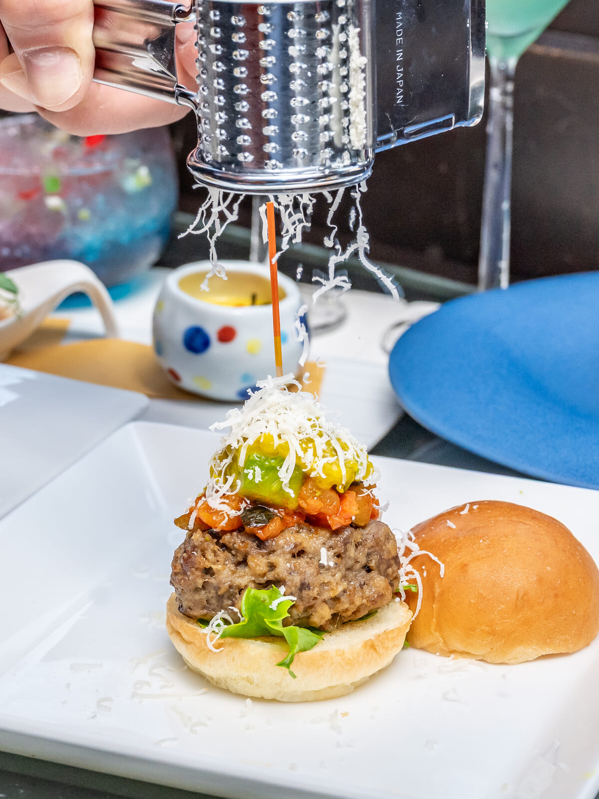 フレンチシェフが作る、南仏風ハンバーガー～目の前で仕上げる削りたてチーズの芳香〜2