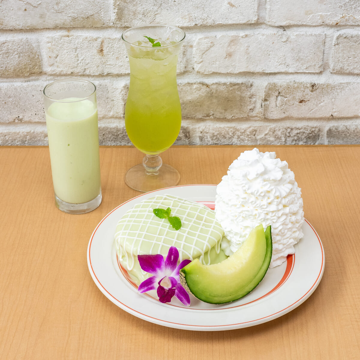 Eggs ’n Things「プレミアムメロンパンケーキ／スパイシーグリルドチキンピタサンド／メロネード／濃厚メロンシェイク」2