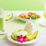 Eggs ’n Things「プレミアムメロンパンケーキ／スパイシーグリルドチキンピタサンド／メロネード」