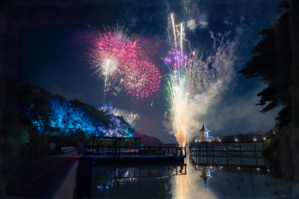 湖上のテラスの花火鑑賞