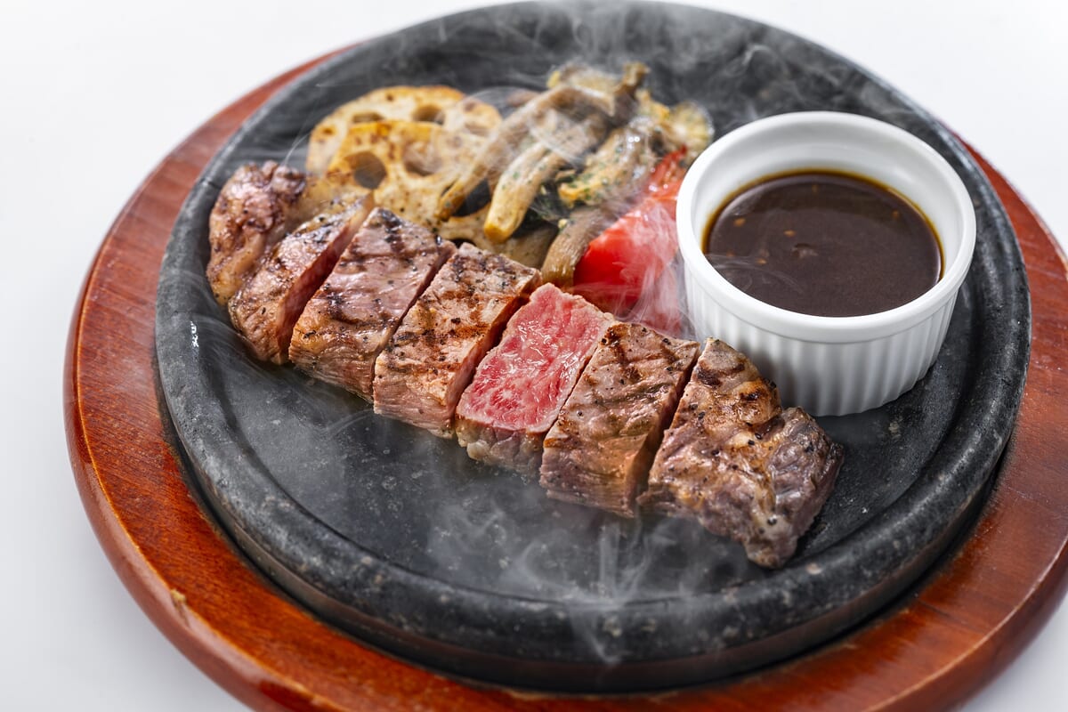 熊本県産牛肉の石焼ステーキ　にんにく味噌ソース