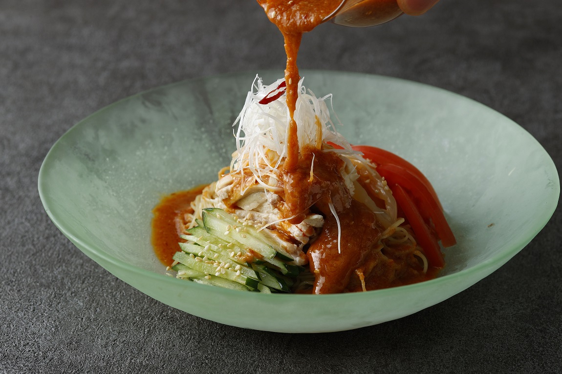 棒棒鶏冷麺 　胡麻と落花生の特製ソース（ソースをかける）