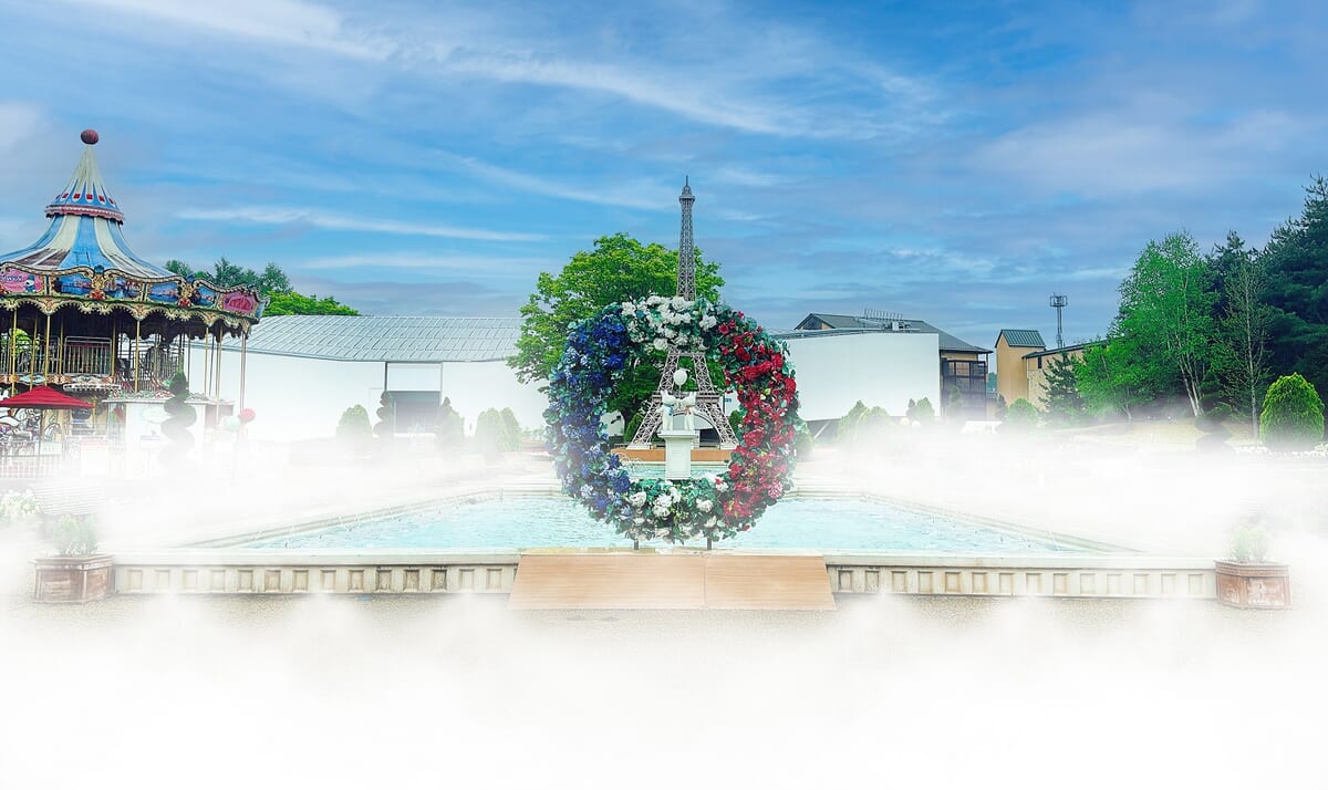雲海に包まれるフランス庭園
