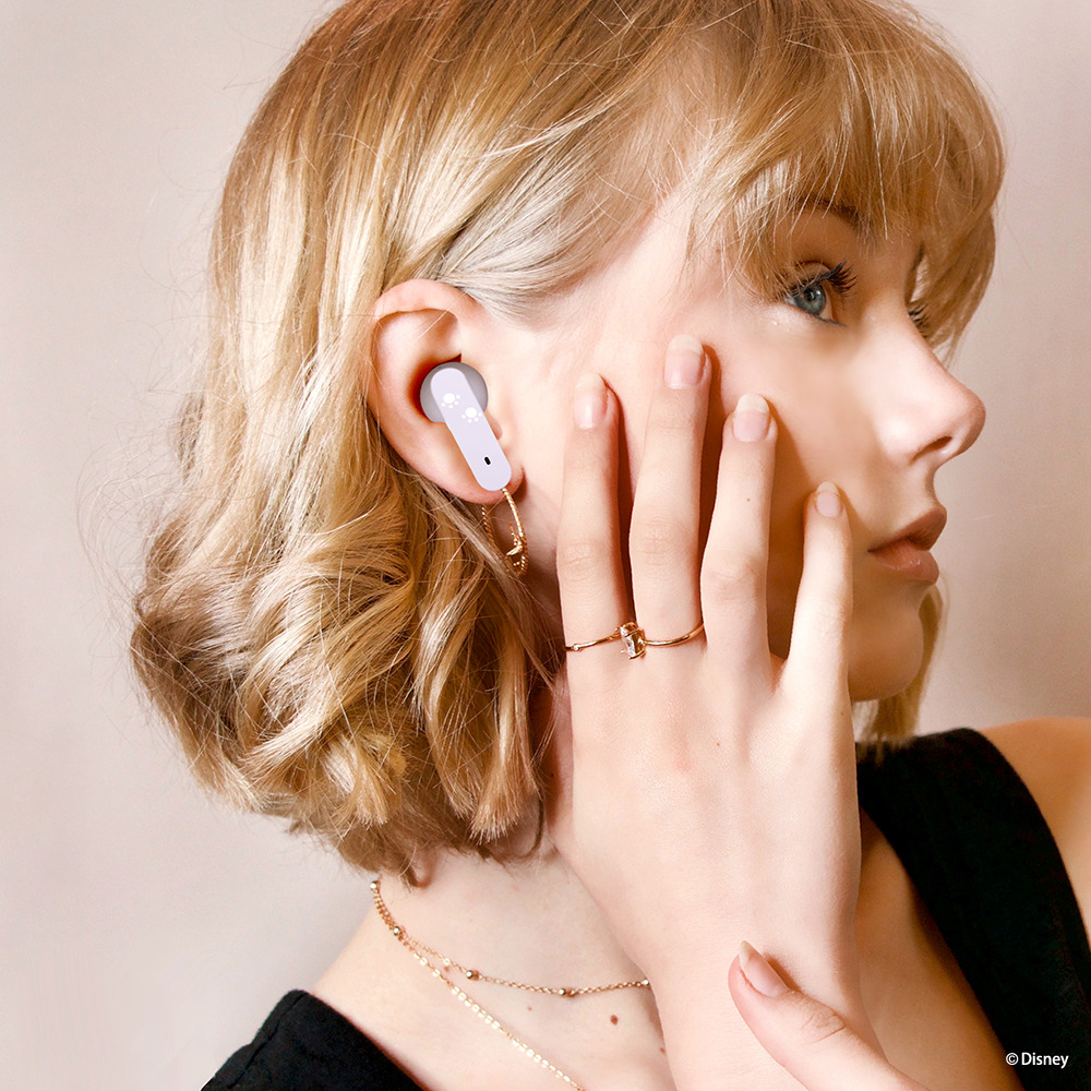 インナーイヤータイプ完全独立型ワイヤレスステレオイヤホン（スティッチ）使用イメージ