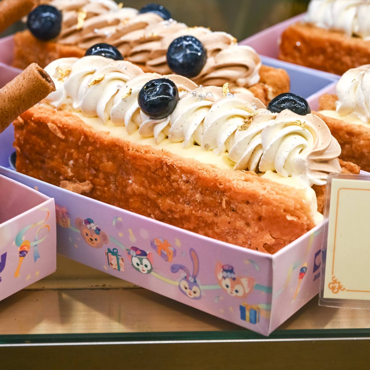 「ダッフィー」のチョコレートが乗った、キャラメル味のミルフィーユ