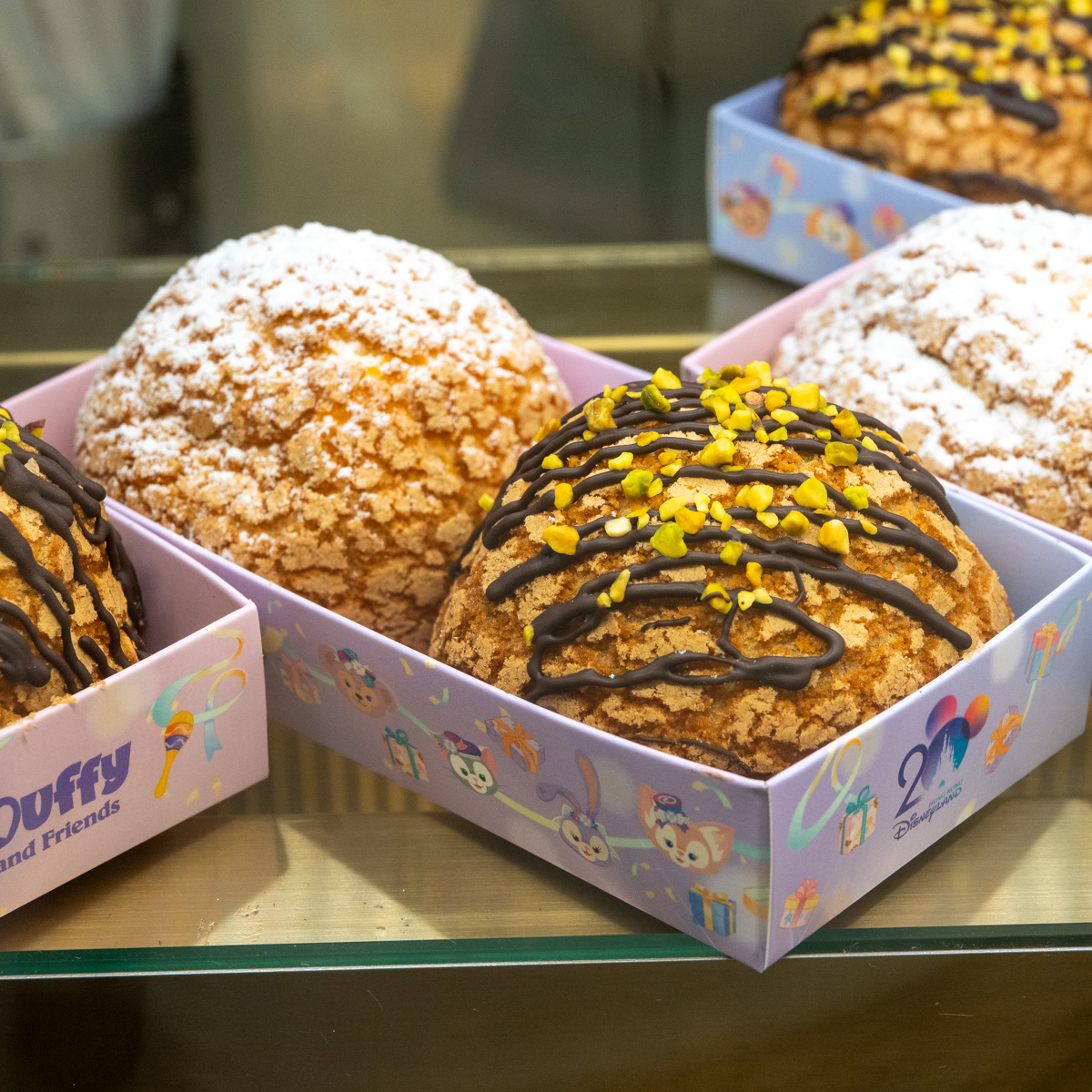 チョコレートがコーティングされた、サクサクのクリスピー・クリームパフ