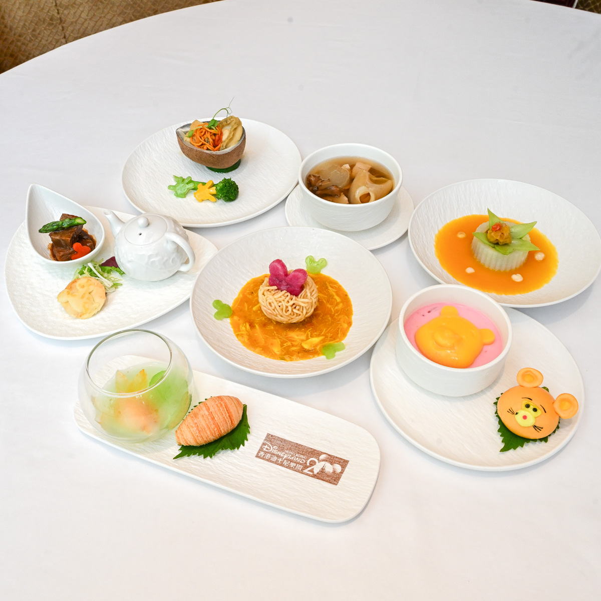 金魚の餃子や「プーさん」のデザートなど、本格的な中華料理が並ぶクリスタル・ロータスのディナーコース