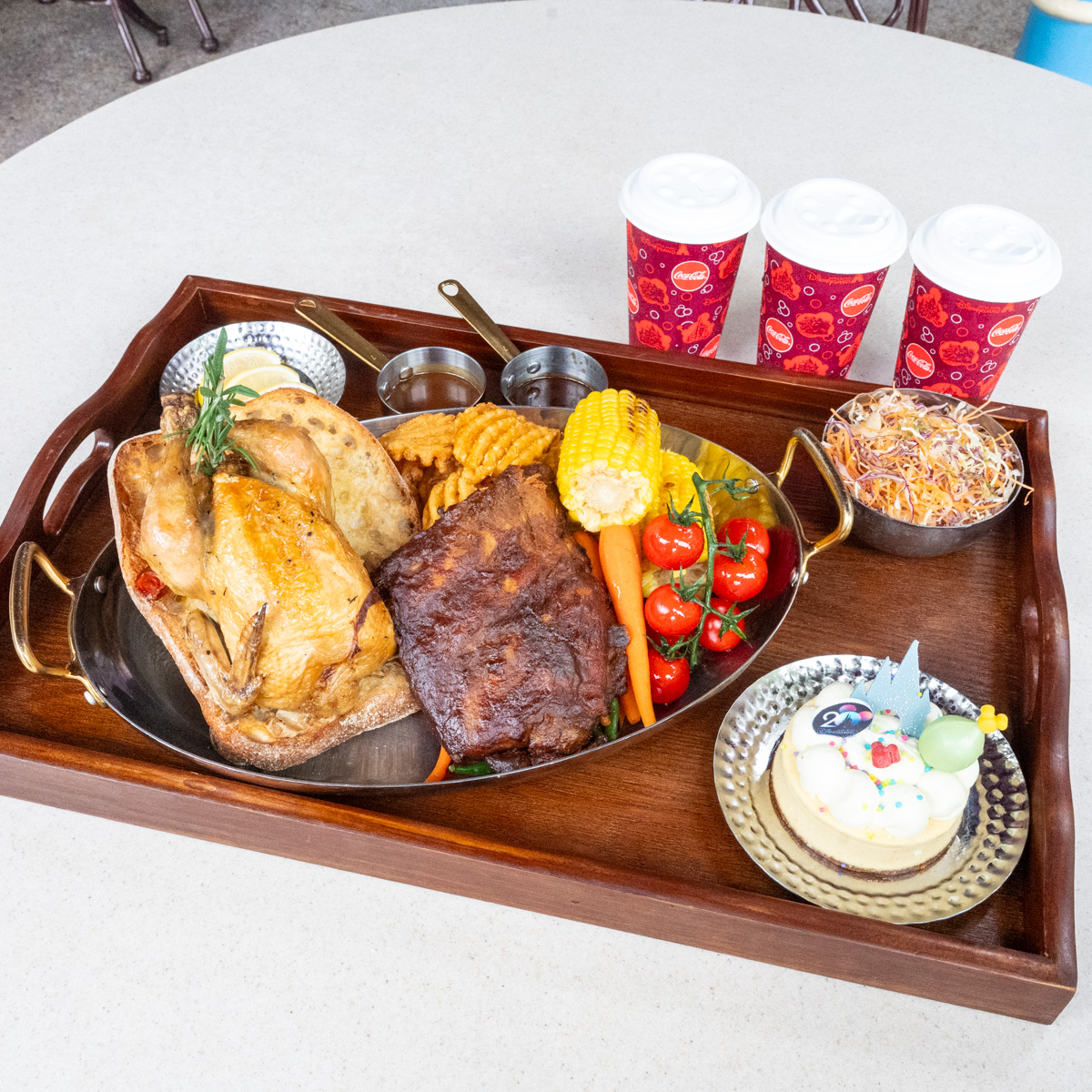 ローストチキンとBBQポークリブがメインの「ロイヤル・パーティ・ファミリーフィースト」