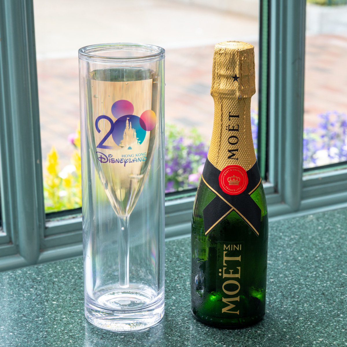 モエ・エ・シャンドンのボトルと20周年パーティシャンパンフルート
