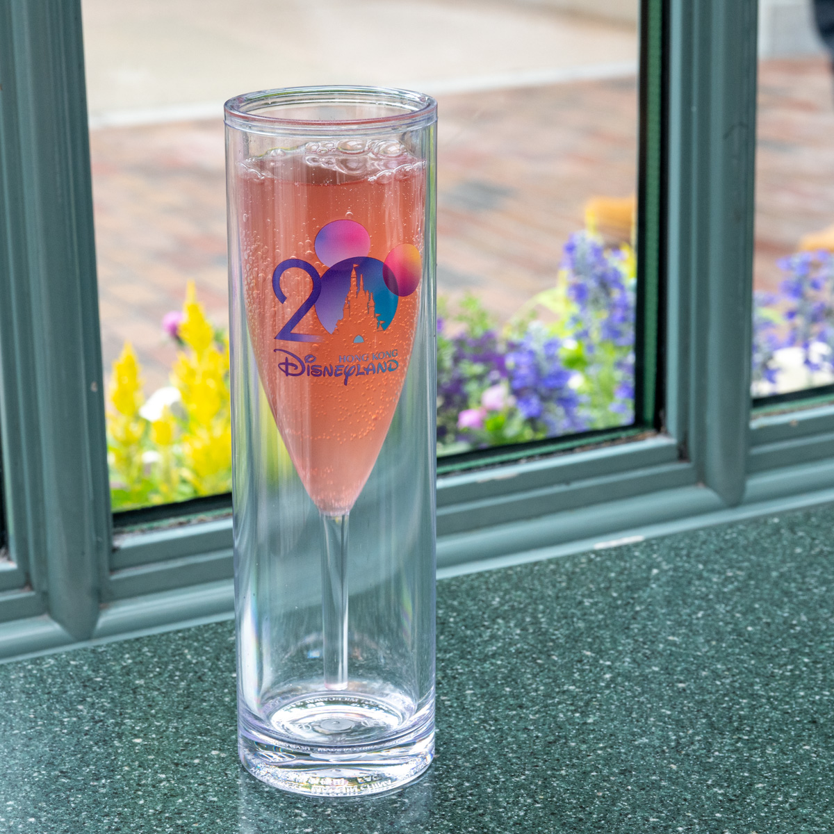 20周年ロゴがデザインされた光るシャンパンフルート