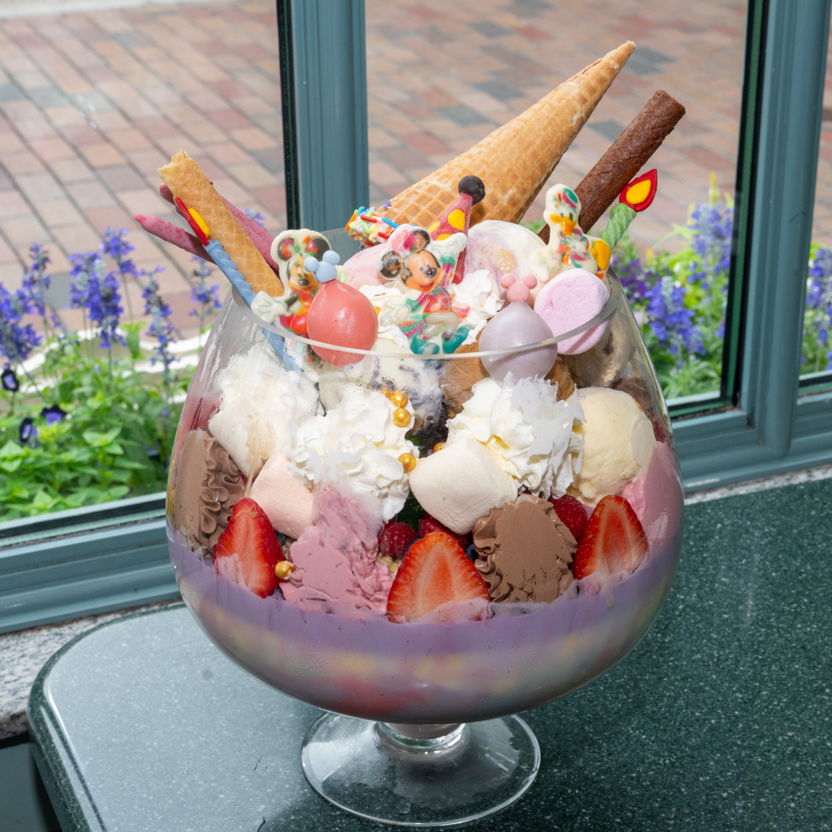 「ミッキー＆フレンズ」のジャイアントアイスクリームサンデー