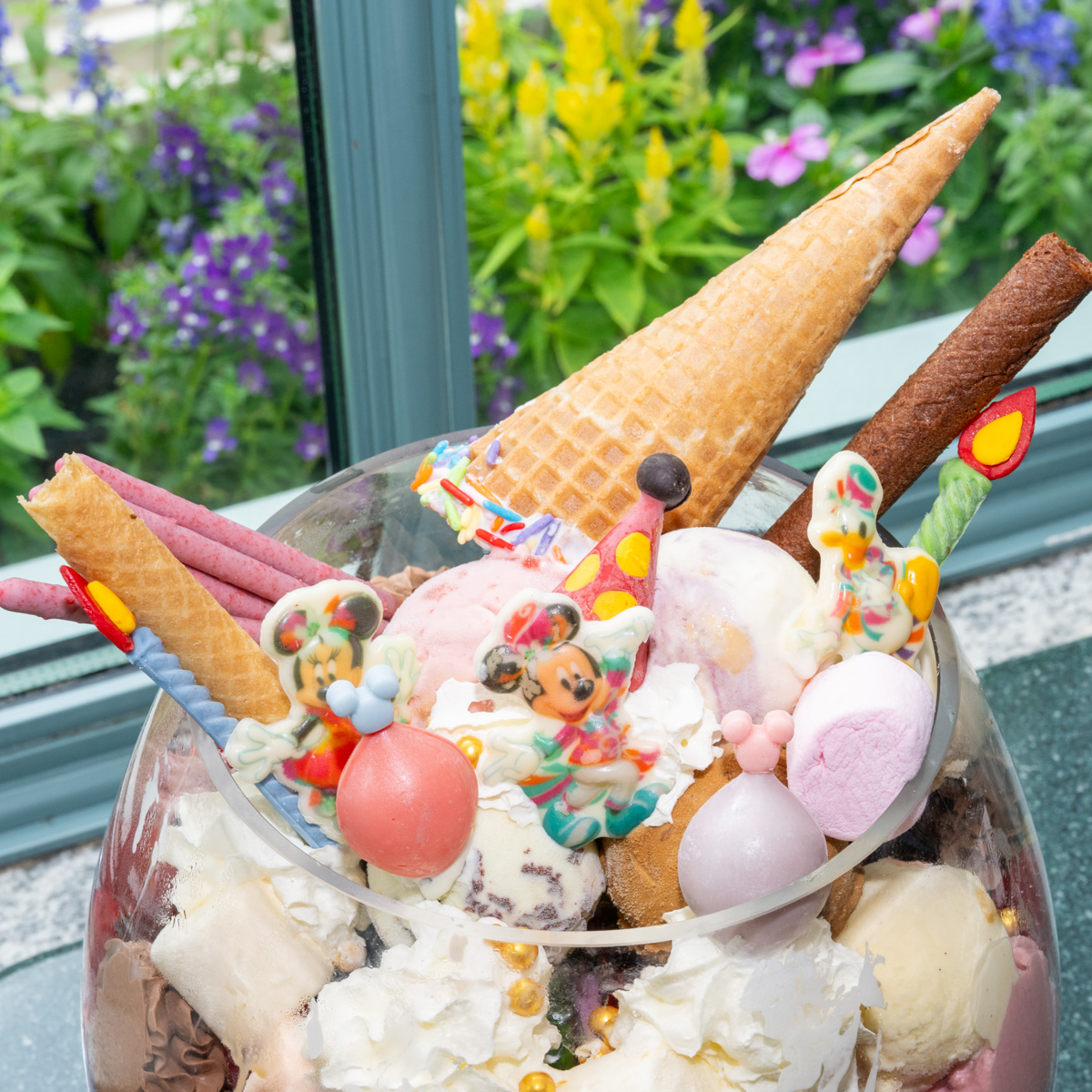 ミッキー＆フレンズ ジャイアントアイスクリームサンデー（Mickey & Friends Giant Ice Cream Sundae）2