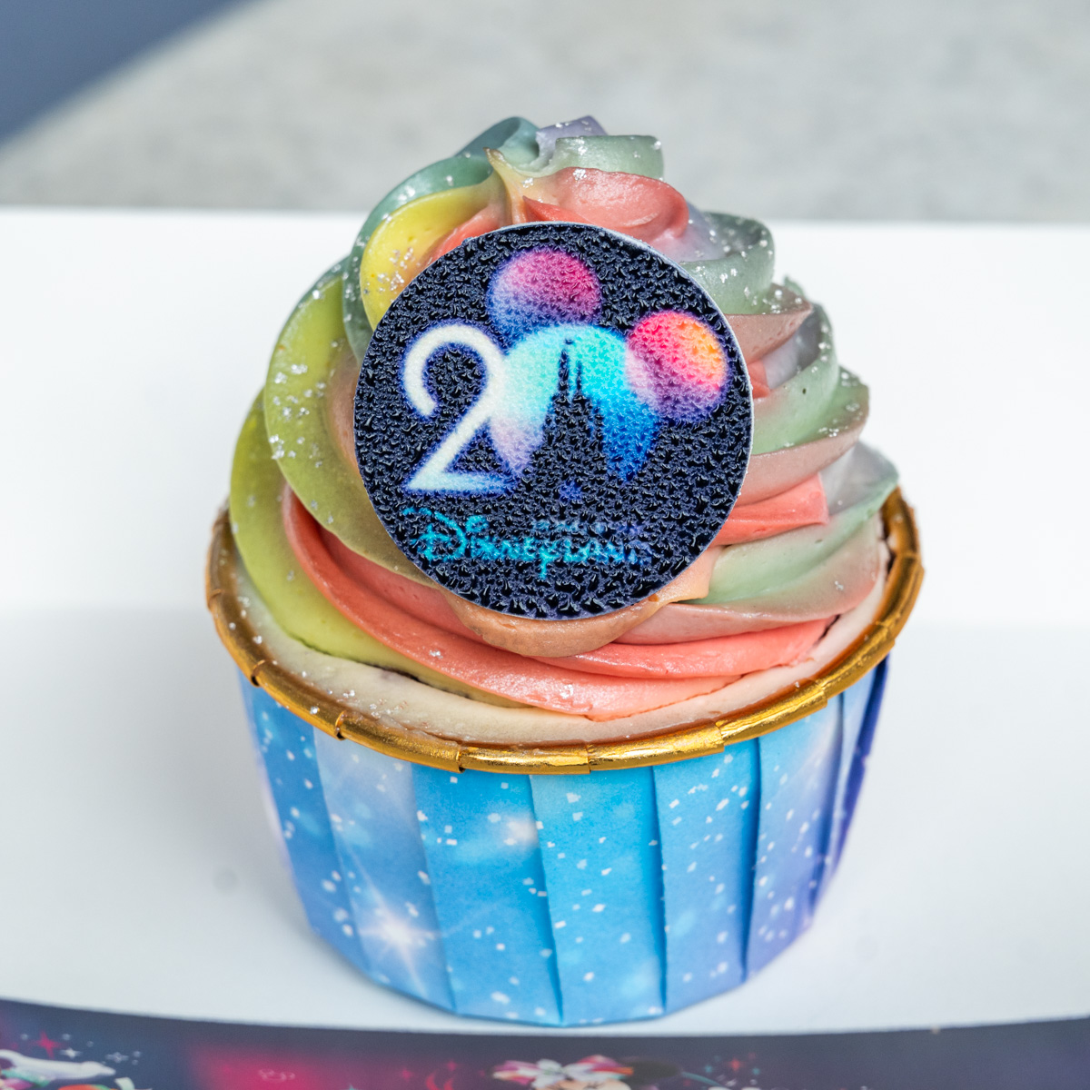 20周年ロゴのチョコレートが乗った、ストロベリー＆チョコレートカップケーキ