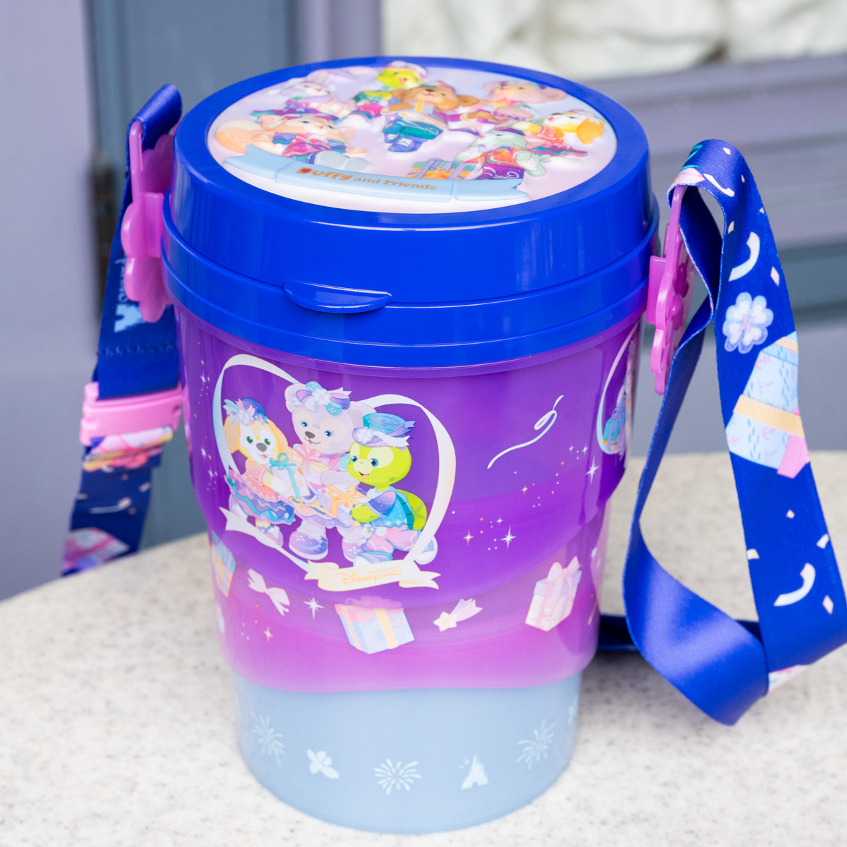 「ダッフィー＆フレンズ」がデザインされた、折りたたみ可能なポップコーンバケット