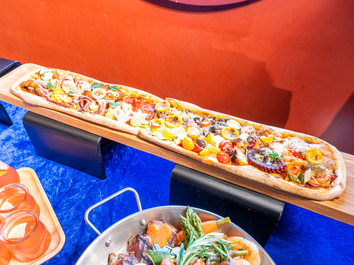 16種類のトッピングが乗った20周年ピザ