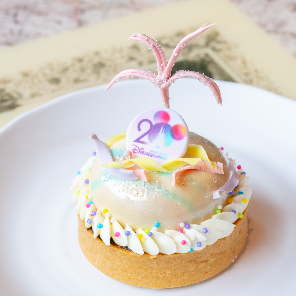 20周年ロゴが飾られたコーヒーチョコレートタルト