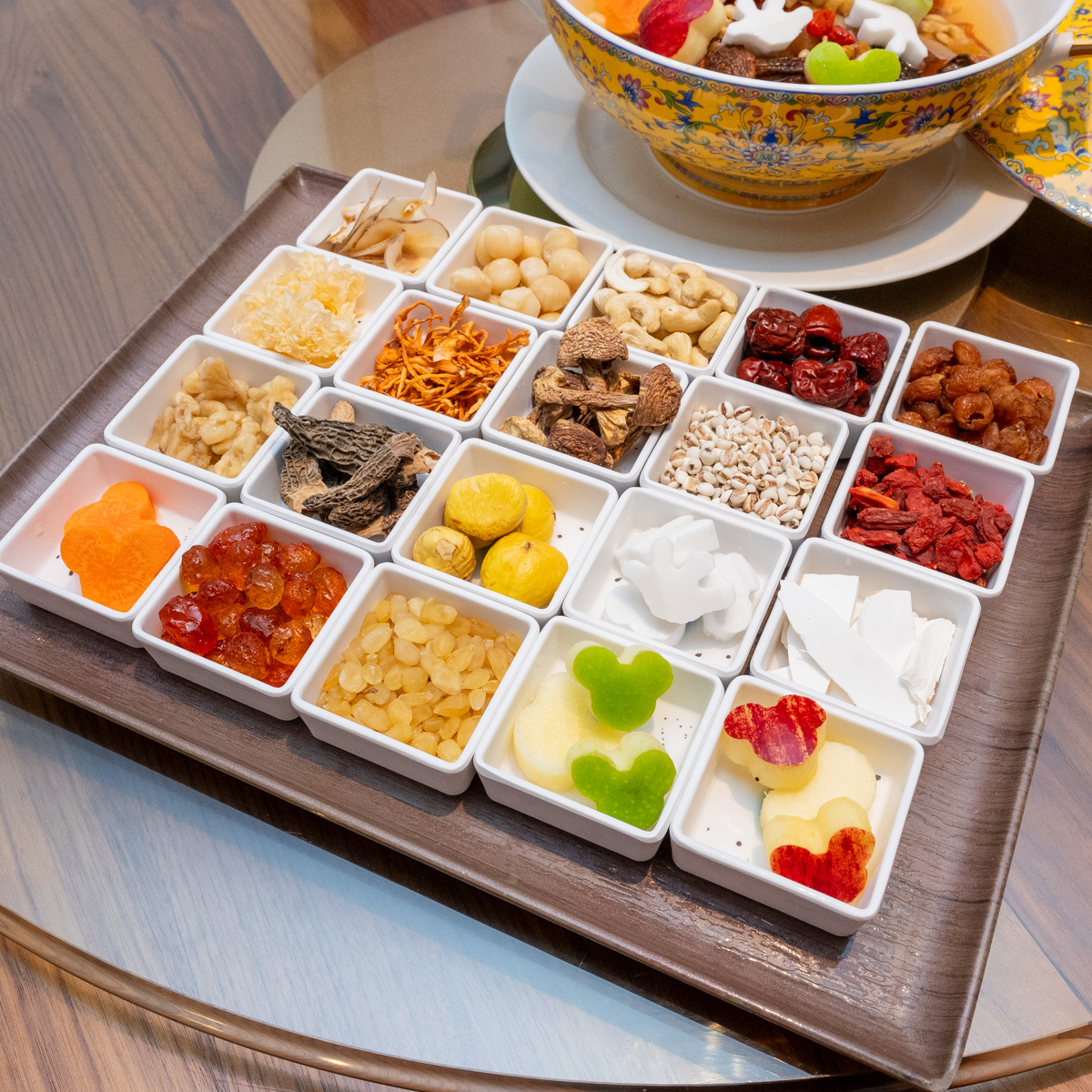 スープに使われる20種類のハーブや食材