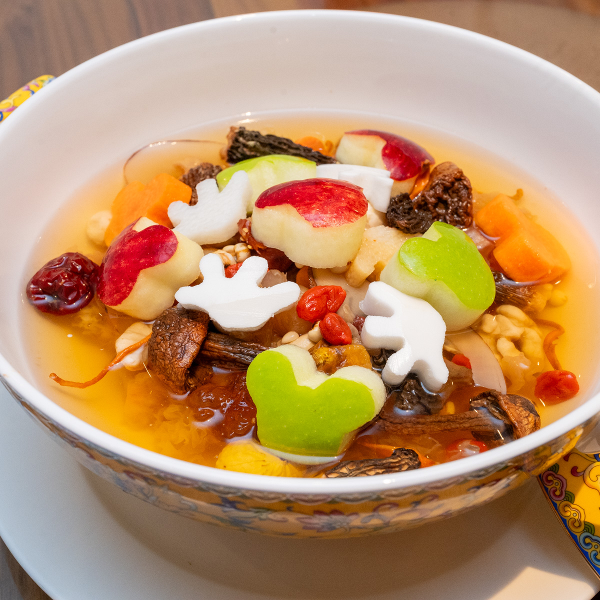 ミッキーシェイプの野菜が入った20種類のハーブ入り薬膳スープ