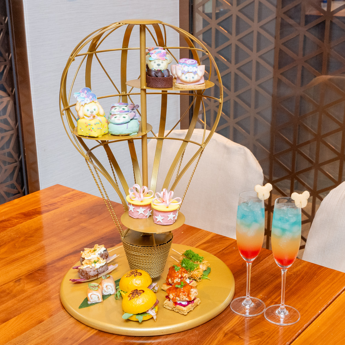 「ダッフィー＆フレンズ」のスイーツが熱気球のティースタンドに乗ったアフタヌーンティー