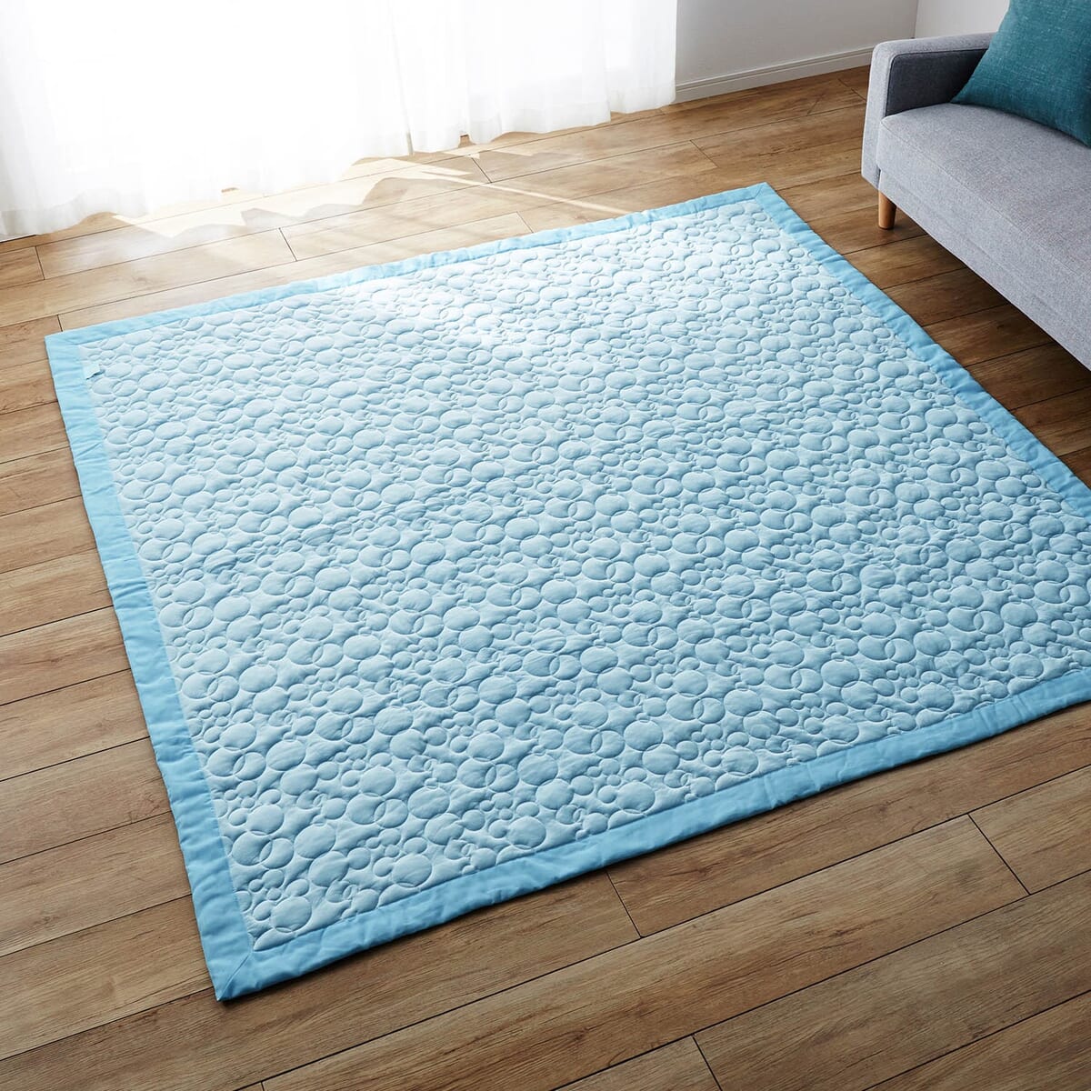 接触冷感の洗えるひんやりキルトラグ　ブルー