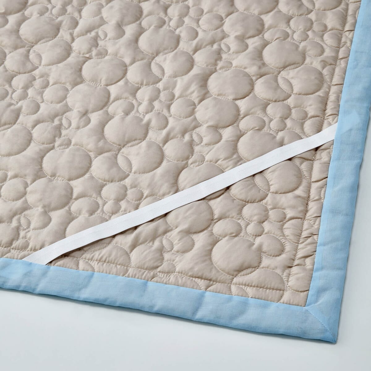 接触冷感の洗えるひんやりキルトラグ　ずれ防止バンド