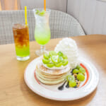 Eggs ’n Things「シャインマスカットのパンケーキ／ベーコンとズッキーニ、モッツァレラのエグスンベネディクト」