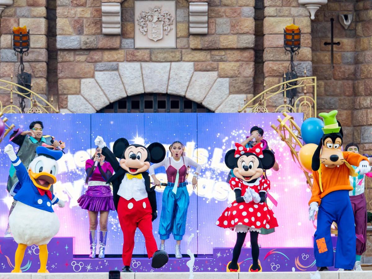 スタンダードコスチュームで登場する「ミッキー&フレンズ」