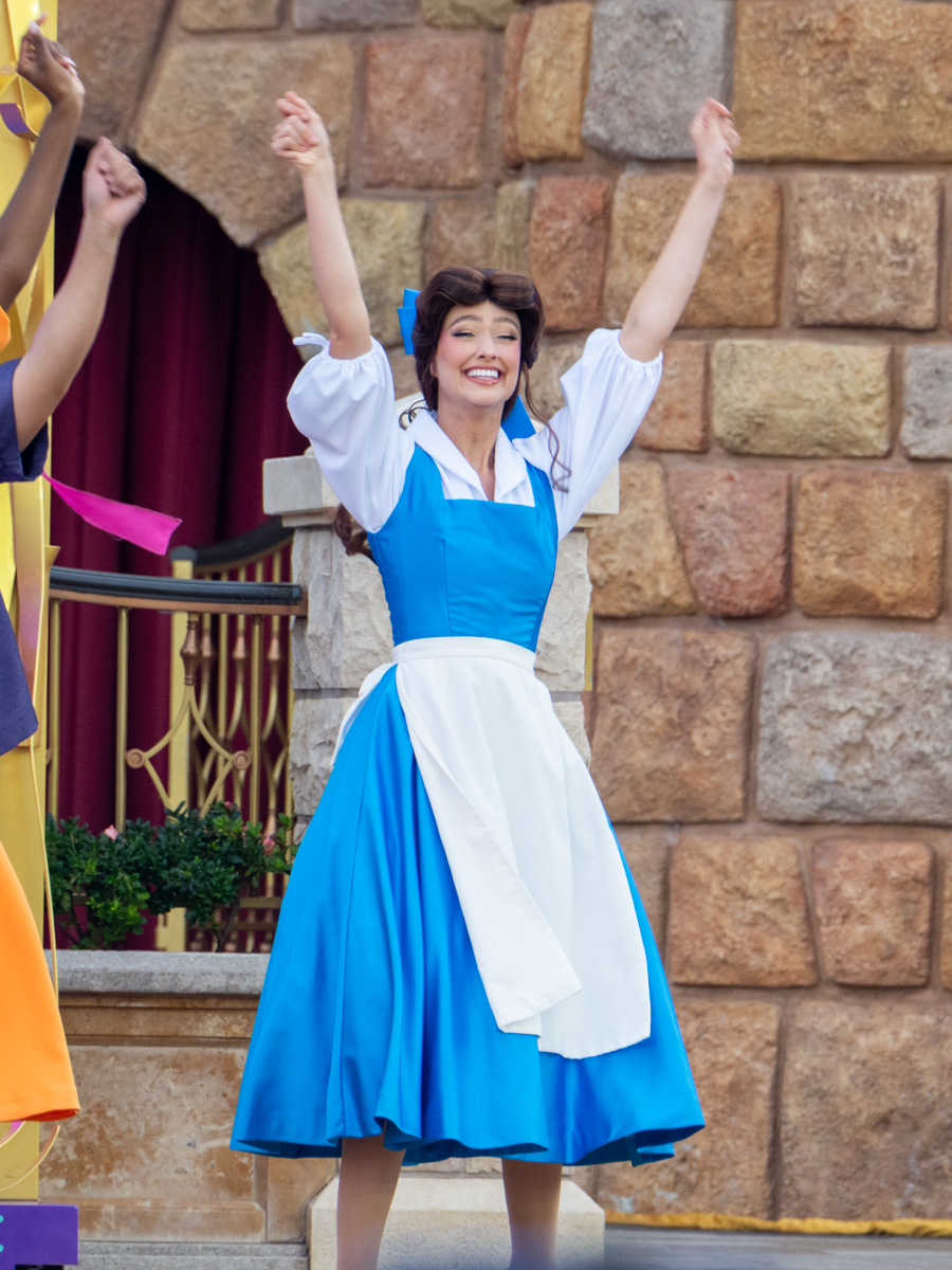 青いワンピースを着た町娘姿の「ベル」