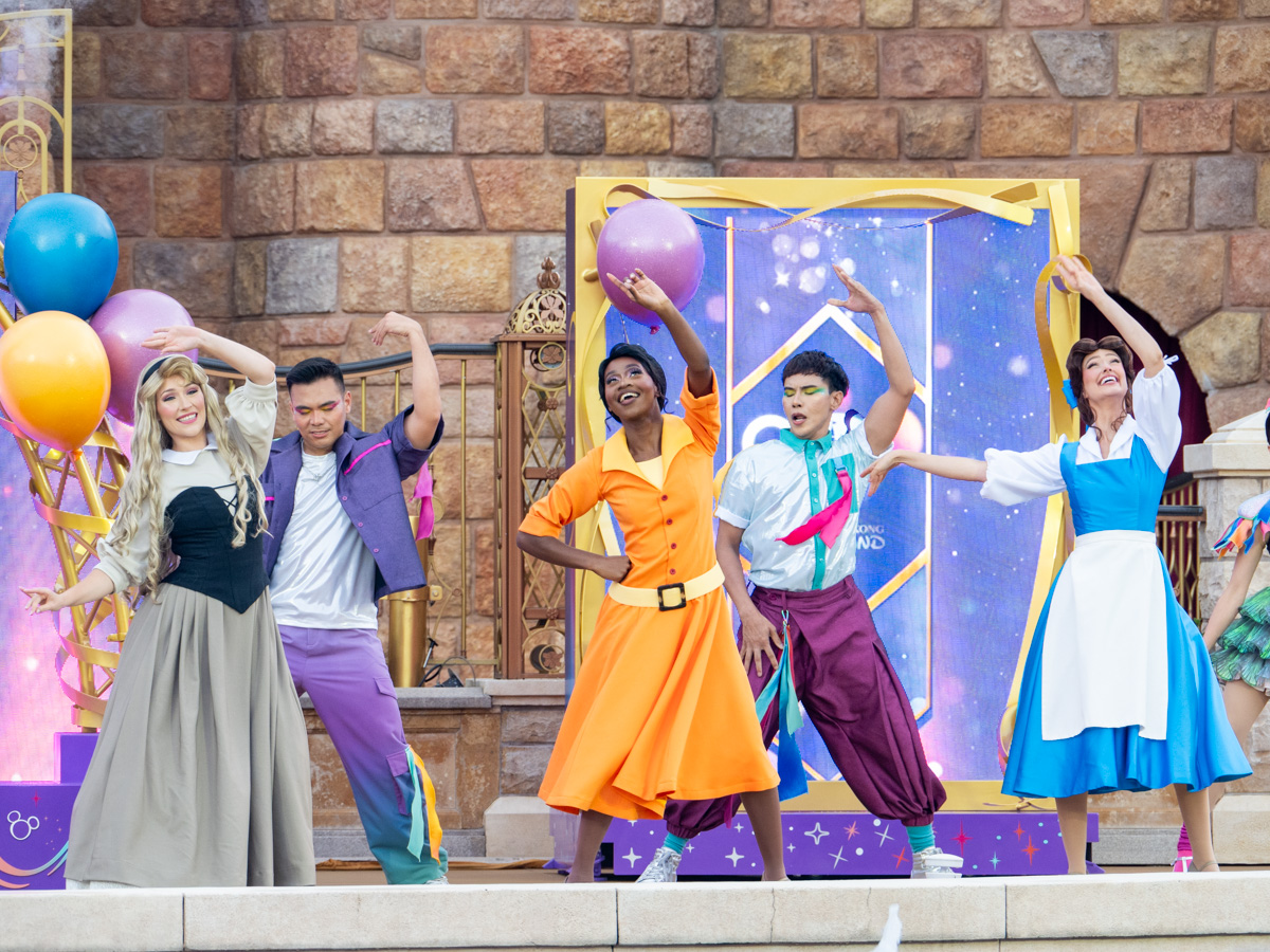 町娘姿でパフォーマンスするディズニープリンセスたち