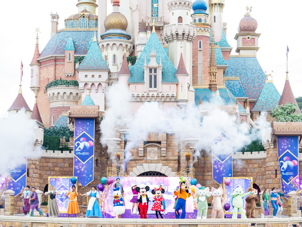 風船を持ちパフォーマンスする「ダッフィー&フレンズ」