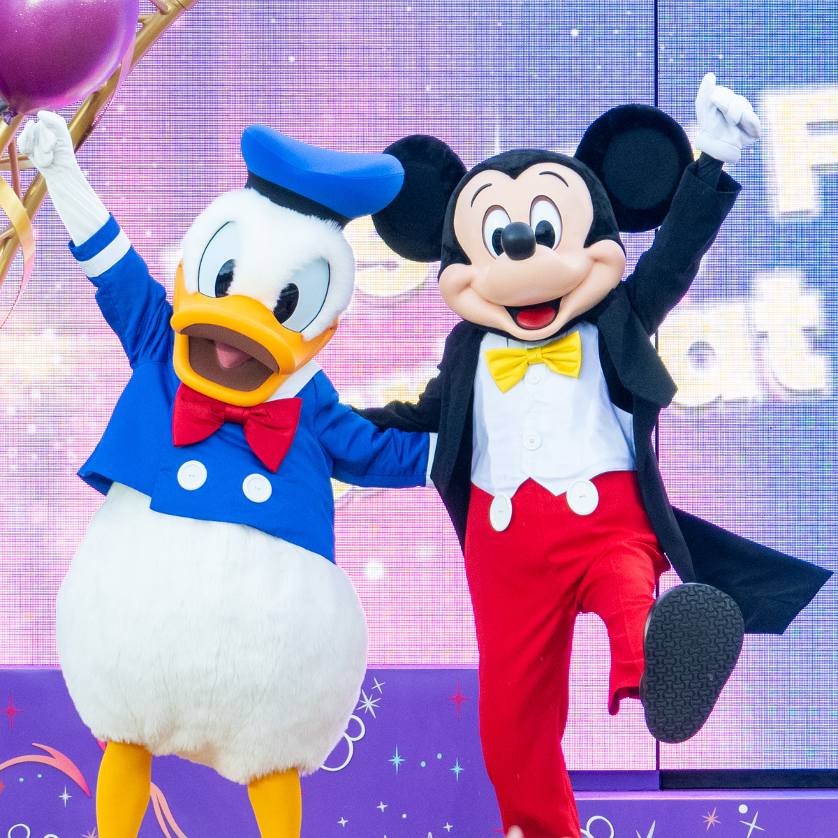 セーラー服姿の「ドナルドダック」