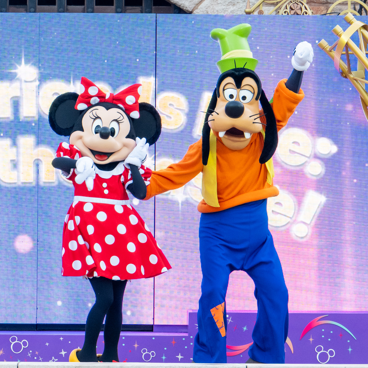 オレンジのタートルネックを着た「グーフィー」