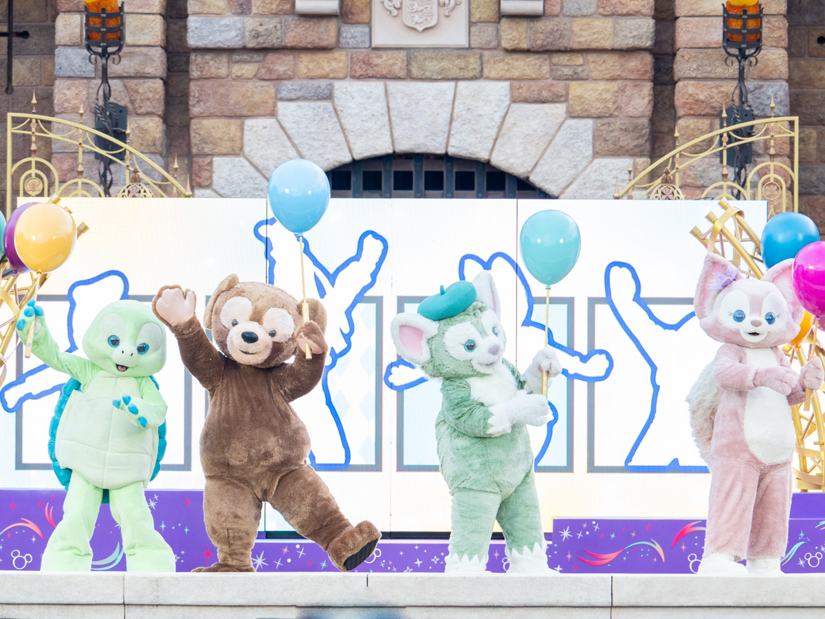 風船を持って登場する「ダッフィー&フレンズ」