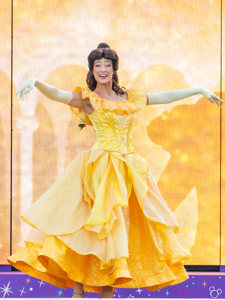 黄色のボールガウンに着替えた「ベル」