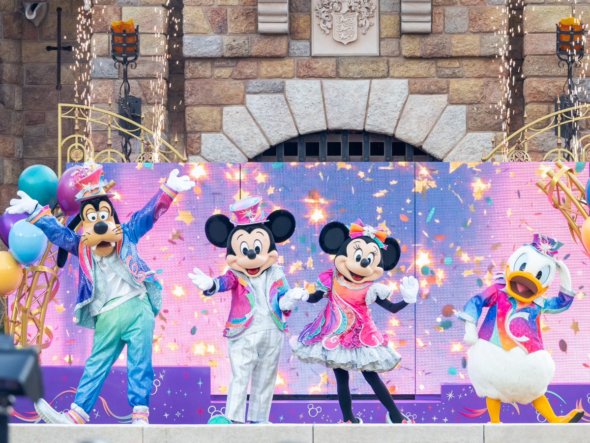 20周年コスチュームに着替えたキャラクターたちが勢ぞろいするフィナーレ