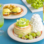 Eggs ’n Things「シャインマスカットのパンケーキ／ベーコンとズッキーニ、モッツァレラのエグスンベネディクト」