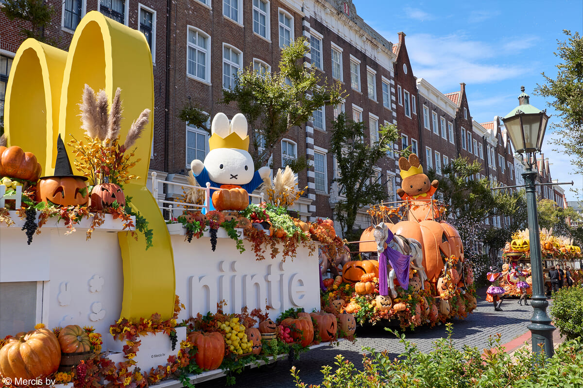 ミッフィーのハロウィンイベント 「ミッフィー・　　　　　　　　　　　　　ハロウィンパーティー・パレード」 　王冠を被ったミッフィーとメラニーがキャンディやかぼちゃで彩られた新フロートに乗ってハウステンボスをパレード。パレード中、アムステルダムエリアで一時停車し、ミッフィーデザインのキャンディがもらえるトリックオアトリートタイムを初実施。さらに、今年は午前と午後で2回パレードを開催し、より多くのゲストの皆さんにかわいいハロウィンを体験いただけます。 時間：11時～・16時～ 「ミッフィー・ハロウィンパーティー・パレード」 「おばけミッフィー・グリーティング」 　オランダの街並みと、ブルーナカラーで彩られた世界が広がる「ミッフィー・ワンダースクエア」に「おばけミッフィー」が登場し、ゲストの皆さんを驚かしにやってきます。この秋限定で会える「おばけミッフィー」とともに、世界に一枚しかない特別なフォトと心ときめく思い出をお作りください。 場所：ミッフィー・ワンダースクエア 時間：15分間　・13時～　・14時～ 「おばけミッフィー・グリーティング」 「トリックオアトリート・スペシャルラリー」 　バスケットを持ってハウステンボスのショップを巡りながらお菓子をゲットするイベント「トリックオアトリート・スペシャルラリー」。今年は初めてミッフィーのデザインのバスケットが登場。ここでしか手に入らないミッフィーデザインのお菓子などをもらいながら場内を散策し、大きな声で「トリックオアトリート！」と話しかける姿はとても愛らしくお子さんの成長も垣間見え素敵な時間をお過ごしいただけます。 参加対象：バスケット・シートをご購入の方 対象店舗数：6店舗　 「トリックオアトリート・スペシャルラリー」 ホーンテッド・ハロウィン 　秋の風物詩として楽しまれ多くのゲストに大人気の「ホーンテッド・ハロウィン」。今年は、闇の使者「キラー・J」がゲストをさらなる恐怖へとおとしいれる為、見るだけで身の毛もよだつ冷酷非道な魔女「マッド・マダム」を呼び出し、闇の使者を意のままに操りさらなる大熱狂したダンスショーも繰り広げます。　 　また、今年は、完全入れ替え制による、恐怖で絶叫して、ダンスで熱狂する楽しい体験型ホラーアトラクションとなっております。宮殿の前庭に集まったゲストに闇の使者が襲い掛かる「ホラー・ガーデン」や音楽に合わせて一斉に踊り出す「ホーンテッド・ダンス・ナイトショー」など、すべてを体験したゲストは無事現実世界に戻れるのか？ ぜひ、こわ楽しいハロウィンの宴をお楽しみください。 場所：パレス ハウステンボス前庭 時間：18時～　完全入れ替え制 （ホーンテッド・ハロウィンは火曜・水曜実施いたしません。）