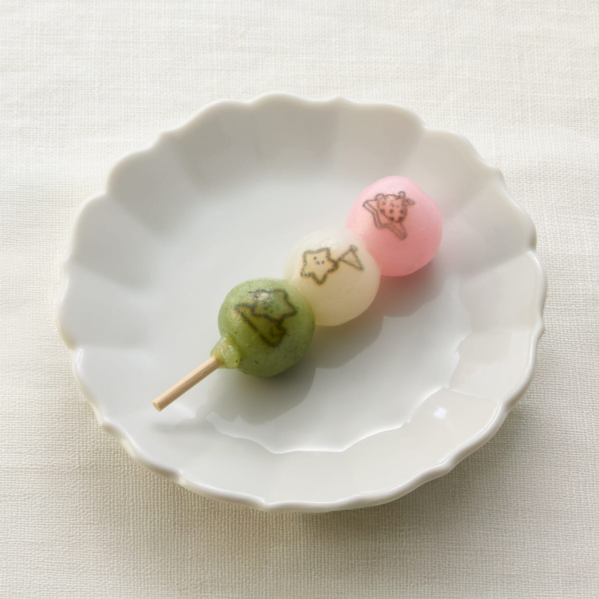 おせち・三段重「すみっコぐらし」　三食団子